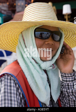 Commerciante di spiaggia Chaweng Beach Ko Samui Thailandia del sud-est asiatico Foto Stock