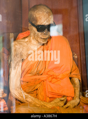 Il Monaco Mumified Wat Khunaraam Ko Samui Thailandia del Sud Est bAsia Foto Stock
