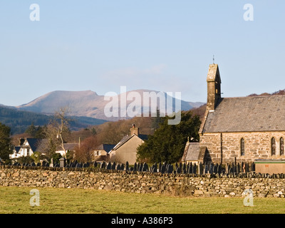 ST MARY S CHIESA PARROCCHIALE con Nantlle Ridge Mountains al di là nel Parco Nazionale di Snowdonia Beddgelert Gwynedd North Wales UK Gran Bretagna Foto Stock