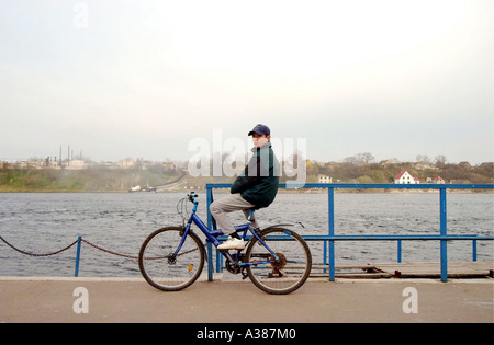 Ragazzo guarda al fiume di Narva la nuova Unione europea delle frontiere esterne su un lato è Estonia ant sull'altro lato è la Russia Foto Stock