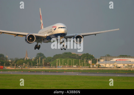 British Airways Boeing 777 attorno alla terra all'Aeroporto Heathrow di Londra Inghilterra REGNO UNITO Foto Stock