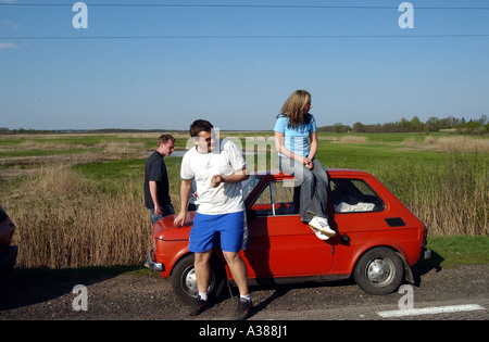 Gli studenti polacchi con la sua Polski Fiat durante un escursione in estate Foto Stock