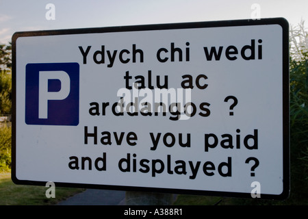 Welsh/bilingue Inglese segno parcheggio Broadhaven Dyfed SW Wales UK Foto Stock