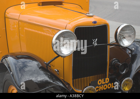 Tre quarti di Vista frontale del restaurato 1932 scuola bus Foto Stock