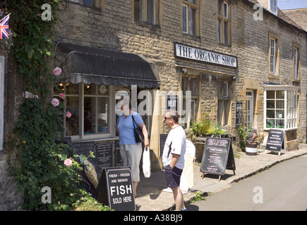 Shopping in Piazza del Mercato a Cotswold città di Stow on the Wold, Gloucestershire Foto Stock