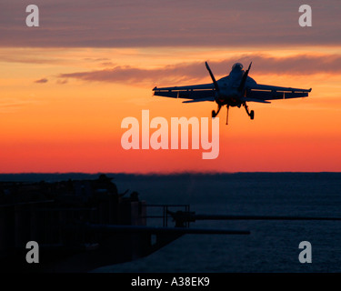 FA 18 Super Hornet lancia off il ponte di volo del velivolo Foto Stock