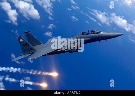 Una forza aerea F 15E Strike Eagle incendi durante il corso di formazione. Foto Stock