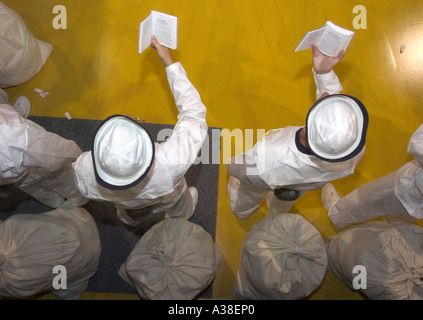 Primo giorno aspiranti guardiamarina stand presso l'attenzione durante la lettura del Reef punti il manuale per aspiranti guardiamarina presso l'Accademia Navale degli Stati Uniti Foto Stock