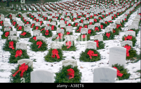 Natale ghirlande poste sulle tombe in Arlington Cimitero Nazionale, Washington DC Foto Stock