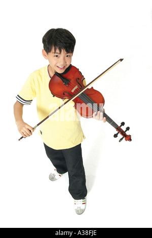 Un ragazzo suona il violino Foto Stock