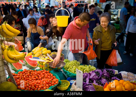 A fare la spesa di notte in una strada del mercato di Causeway Bay Hong Kong Foto Stock