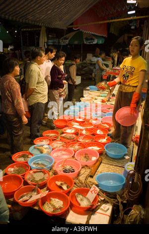 I mongers di pesce che commerciano su Nelson Street a Mongkok, Hong Kong. Foto Stock