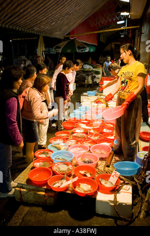 I mongers di pesce che commerciano su Nelson Street a Mongkok, Hong Kong. Foto Stock