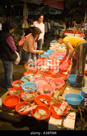 I mongers di pesce che commerciano su Nelson Street a Mongkok, Hong Kong. Foto Stock