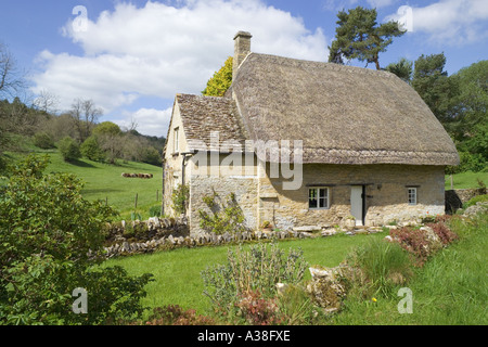 Con il tetto di paglia Cotswold cottage in pietra a Bagendon, Gloucestershire Foto Stock