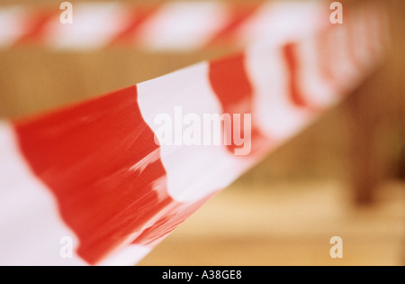 Il bianco e il rosso a bande di nastro di plastica tenere temporaneamente il pubblico di entrare a opere o zona di pericolo Foto Stock