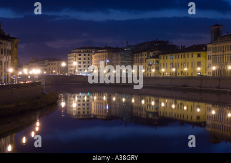 Edifici tradizionali si riflette nel fiume Arno a Pisa al crepuscolo/sera - preso dal Ponte di Mezzo (ponte centrale). Foto Stock