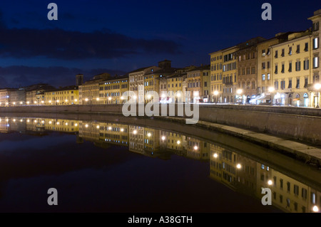 Edifici tradizionali si riflette nel fiume Arno a Pisa al crepuscolo/sera - preso dal Ponte di Mezzo (ponte centrale). Foto Stock