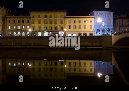 Edifici tradizionali si riflette nel fiume Arno a Pisa al crepuscolo/sera - preso dal Ponte di Mezzo (ponte centrale). Foto Stock