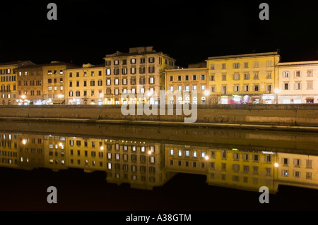 Edifici tradizionali si riflette nel fiume Arno a Pisa al crepuscolo/sera - preso dal Ponte di Mezzo (ponte centrale). Foto Stock