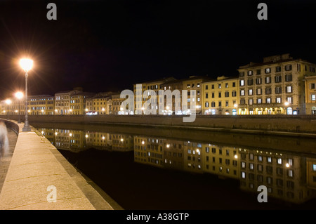 Edifici tradizionali si riflette nel fiume Arno a Pisa al crepuscolo/sera - preso dal Ponte di Mezzo (ponte centrale). Foto Stock