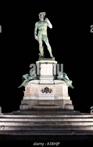 Una vista notturna di Michelangelo della statua di Davide che sorge al centro del Piazzale Michelangelo con vista su Firenze. Foto Stock