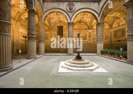 Gli ornati primo cortile all'ingresso di Palazzo Vecchio con il putto fontana al centro. Foto Stock
