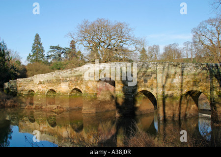 Ponte Stopham riflessa nell'acqua. Fiume Arun, Pulborough, Sussex, Regno Unito Foto Stock