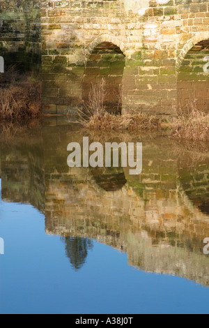 Ponte Stopham riflessa nell'acqua. Fiume Arun, Pulborough, Sussex, Regno Unito Foto Stock