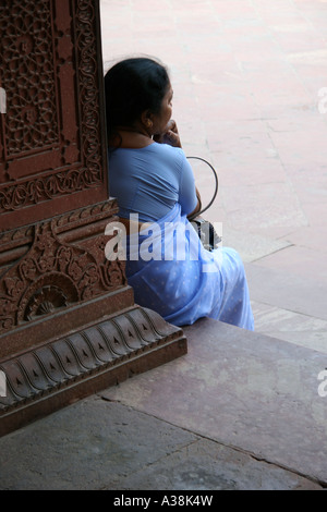 Indian wonan seduto su un gradino nella Red fort di Agra, India Foto Stock