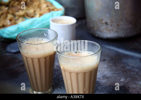 Chai realizzato da un chai wallah nel mercato delle spezie off Chandni Chowk, Vecchia Delhi, India Foto Stock