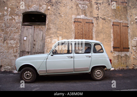 Vecchia auto parcheggiate in Gondrin, un pittoresco villaggio di Le Gers, Midi-Pirenei regione della Francia, Europa Foto Stock