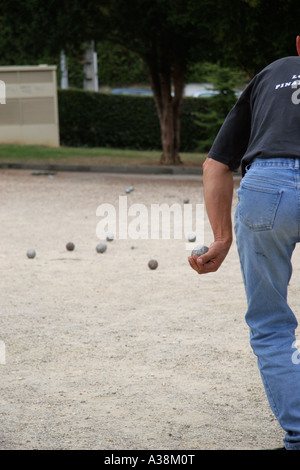 Boules essendo giocato in Gondrin, un pittoresco villaggio di Le Gers, Midi-Pirenei regione della Francia, Europa Foto Stock