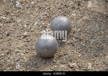 Boules essendo giocato in Gondrin, un pittoresco villaggio di Le Gers, Midi-Pirenei regione della Francia, Europa Foto Stock