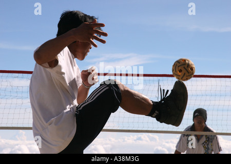 Guide di montagna la riproduzione di un gioco di Takraw presso Labano Rata su Mt Kinabalu, a 4095m i più alti in Asia SE. Sabah, Borneo Malaysia Foto Stock