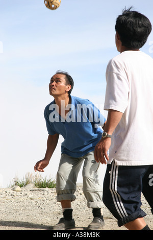 Guide di montagna la riproduzione di un gioco di Takraw presso Labano Rata su Mt Kinabalu, a 4095m i più alti in Asia SE. Sabah, Borneo Malaysia Foto Stock