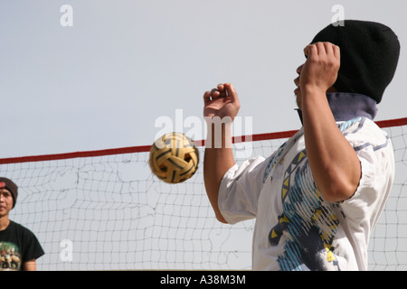 Guide di montagna la riproduzione di un gioco di Takraw presso Labano Rata su Mt Kinabalu, a 4095m i più alti in Asia SE. Sabah, Borneo Malaysia Foto Stock