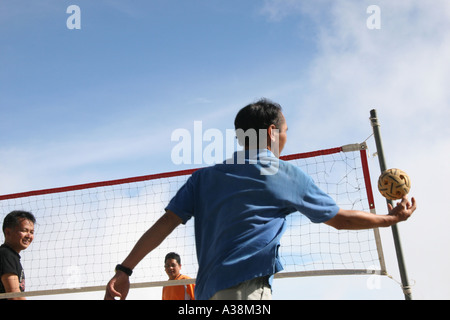 Guide di montagna la riproduzione di un gioco di Takraw presso Labano Rata su Mt Kinabalu, a 4095m i più alti in Asia SE. Sabah, Borneo Malaysia Foto Stock