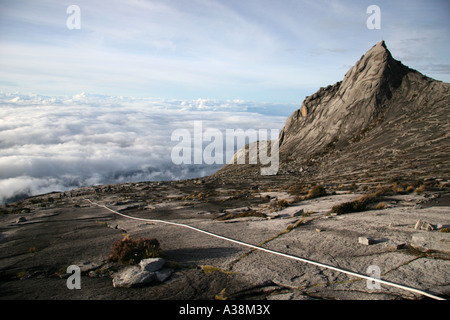 Gli escursionisti al di sotto di San Giovanni picco sul Mt Kinabalu, a 4095m i più alti in Asia SE. Sabah, Borneo Malaysia Foto Stock