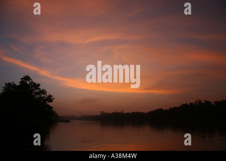 Tramonto sul fiume Kinabatangan uno dei luoghi migliori per osservare la fauna selvatica in tutti i paesi del sud-est asiatico. Sabah, Borneo Malaysia Foto Stock