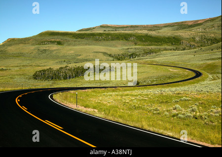 Autostrada curve con un Orange Center lo striping, Utah Foto Stock