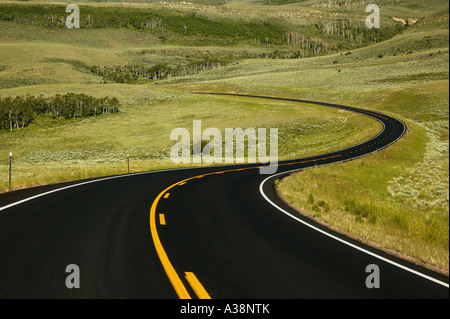 Autostrada curve con un Orange Center lo striping, Utah Foto Stock