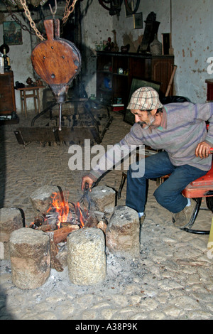 Legno tradizionale caminetto in un negozio di antiquariato povero ma felice Algarve Portogallo Foto Stock