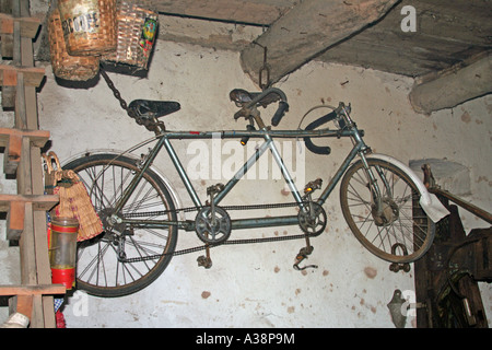 Il vecchio tandem in un negozio di antiquariato Algarve Portogallo Foto Stock