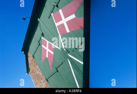 Bandiere danese sulla porta verde Foto Stock