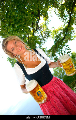 Bedienung in einem Biergarten, servizio in giardino della birra Foto Stock