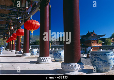 Le lanterne cinesi in um Naxi Chiefs Mansion Lijiang nella provincia dello Yunnan in Cina Foto Stock