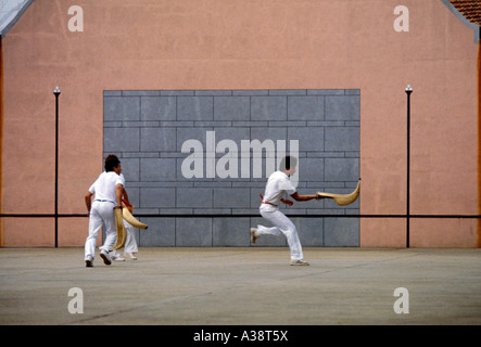 Basco francese, persone, adulti, uomini, giocando, pilota, pelota, jai alai, Paesi Baschi francesi, città di Ustaritz, Ustaritz, Francia Foto Stock