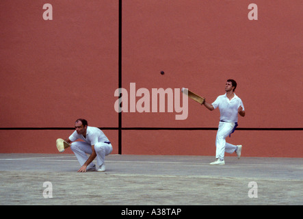 Basco francese, persone, adulti, uomini, giocando, pilota, pelota, jai alai, Paesi Baschi francesi, città di Ustaritz, Ustaritz, Francia Foto Stock