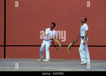 Basco francese, persone, adulti, uomini, giocando, pilota, pelota, jai alai, Paesi Baschi francesi, città di Ustaritz, Ustaritz, Francia Foto Stock